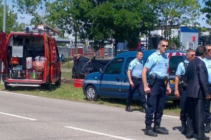 Cordón policial ante la sede de la fábrica de gas atacada por los yihadistas. AFP / PHILOMENE BOUILLON