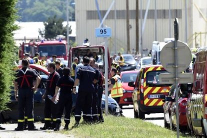 Equipos de emergencia junto al lugar del atentado. AFP / PHILIPPE DESMAZES