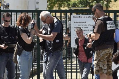 Policías franceses en la entrada de Air Products. AFP / PHILIPPE DESMAZES