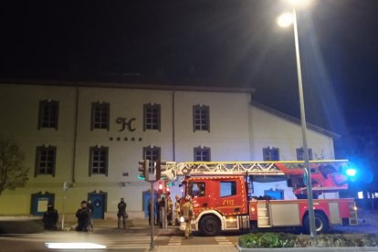 Camión de bomberos frente al edificio.- TWITTER LA MOLINERA