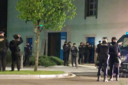 Despliegue de agentes frente al edificio.- TWITTER LA MOLINERA