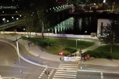 Manifestantes con una pancarta frente al antiguo hotel.- TWITTER LA MOLINERA