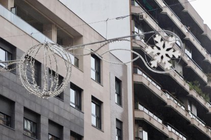 Luces de Navidad en el barrio de Santa Clara, Avenida de Palencia. -Photogenic
