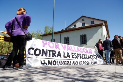 Pancarta exhibida frente al edificio.- PHOTOGENIC