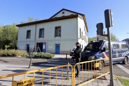 Presencia policial y vallas de seguridad.- ICAL