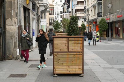 Comienza la instalación de las luces de Navidad en la calle Santiago. -J.M. LOSTAU