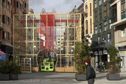 Comienza la instalación de las luces de Navidad en la calle Santiago. -J.M. LOSTAU
