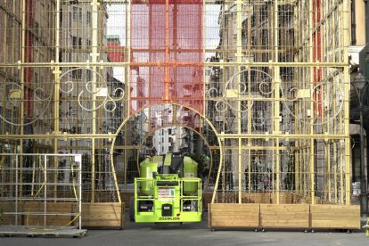 Comienza la instalación de las luces de Navidad en la calle Santiago. -J.M. LOSTAU