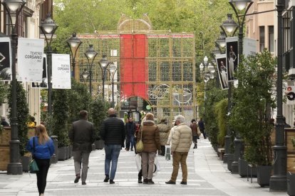 Comienza la instalación de las luces de Navidad en la calle Santiago. -J.M. LOSTAU
