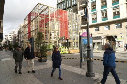 Comienza la instalación de las luces de Navidad en la calle Santiago. -J.M. LOSTAU