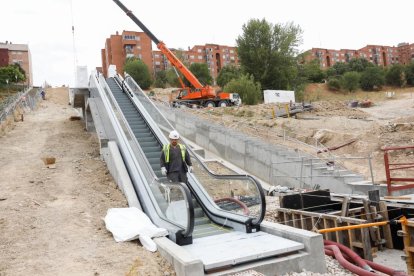 Escaleras mecánicas instaladas en la ladera norte de Parquesol. J. M. LOSTAU