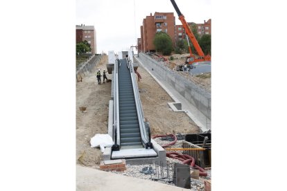 Escaleras mecánicas instaladas en la ladera norte de Parquesol. J. M. LOSTAU
