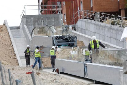 Escaleras mecánicas instaladas en la ladera norte de Parquesol. J. M. LOSTAU