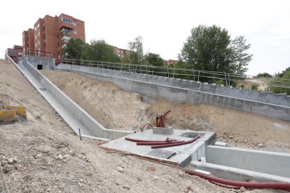 Escaleras mecánicas instaladas en la ladera norte de Parquesol. J. M. LOSTAU