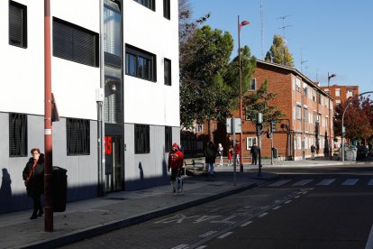 Polígono del 29 de Octubre de Pajarillos, con bloques rehabilitados y otros pendientes de intervención. -J.M. LOSTAU