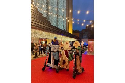 Los Reyes Magos llegan en patinete eléctrico a El Corte Inglés de Valladolid. -EL CORTE INGLÉS
