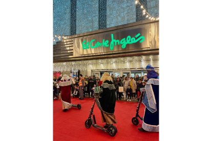Los Reyes Magos llegan en patinete eléctrico a El Corte Inglés de Valladolid. -EL CORTE INGLÉS