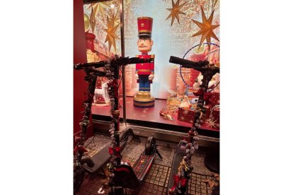 Patinetes eléctricos con los que los Reyes Magos llegaron a El Corte Inglés de Valladolid. -EL CORTE INGLÉS