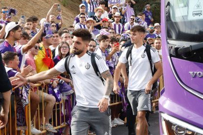 Llegada del Real Valladolid al estadio en la previa del encuentro ante el Huesca. / J. M. LOSTAU