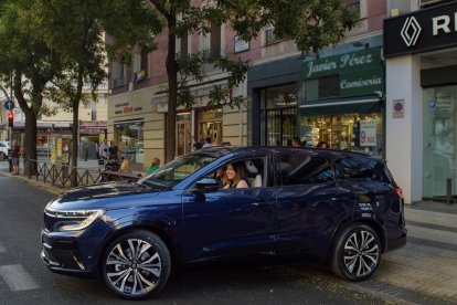 La vallisoletana Ana García, primera compradora del nuevo modelo Renault Espace .-RENAULT
