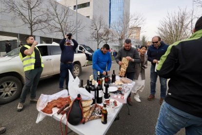 Agricultores concentrados ante la sede de la Consejería de Agricultura en Valladolid. -PHOTOGENIC