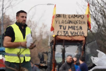Agricultores concentrados ante la sede de la Consejería de Agricultura en Valladolid. -PHOTOGENIC