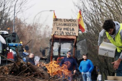 Agricultores concentrados ante la sede de la Consejería de Agricultura en Valladolid. -PHOTOGENIC