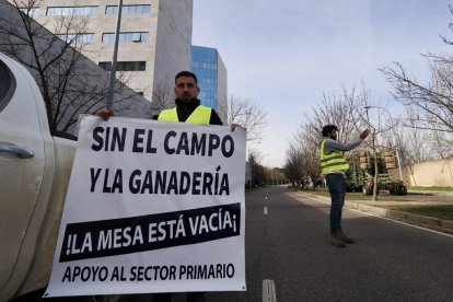Agricultores concentrados ante la sede de la Consejería de Agricultura en Valladolid. -PHOTOGENIC