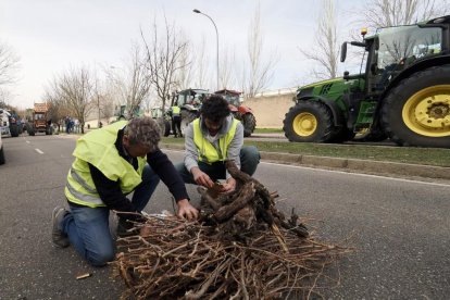 Agricultores concentrados ante la sede de la Consejería de Agricultura en Valladolid. -PHOTOGENIC