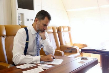Felipe VI repasa el programa y los discursos en el vuelo a París con motivo del viaje de Estado de los Reyes a Francia. © CASA DE S.M. EL REY