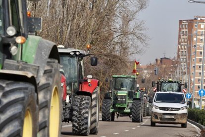 Tractorada en Valladolid en dirección a la sede de la Consejería de Agricultura. -PHOTOGENIC