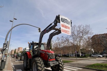 Tractorada en Valladolid en dirección a la sede de la Consejería de Agricultura. -PHOTOGENIC