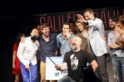 Selfi de los Reyes en la entrega del Premio Famelab de monólogos científicos, el 15 de marzo. © CASA DE S.M. EL REY