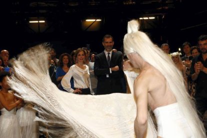 El 14 de marzo, Felipe y Letizia se estrenaron como Reyes en el Teatro Real de Madrid asistiendo a ver 'El Público', ópera compuesta a partir de la obra de teatro más misteriosa de Federico García Lorca. Tras la representación departieron con los artistas. © CASA DE S.M. EL REY
