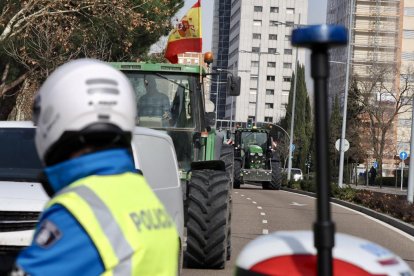 Tractorada en Valladolid en dirección a la sede de la Consejería de Agricultura. -PHOTOGENIC