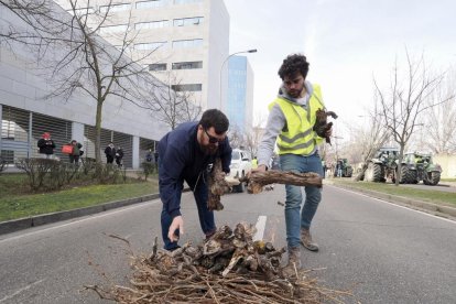 Agricultores concentrados ante la sede de la Consejería de Agricultura en Valladolid. -PHOTOGENIC