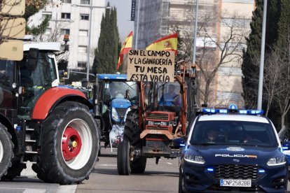 Tractorada en Valladolid en dirección a la sede de la Consejería de Agricultura. -PHOTOGENIC