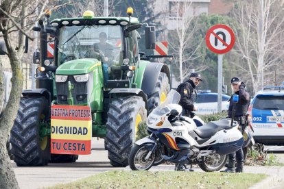 Tractorada en Valladolid en dirección a la sede de la Consejería de Agricultura. -PHOTOGENIC