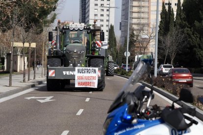 Tractorada en Valladolid en dirección a la sede de la Consejería de Agricultura. -PHOTOGENIC