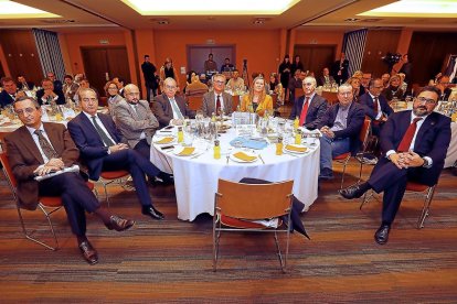 Juan Carlos de Margarida (presidente del Colegio de Economistas de Valladolid), Cipriano García (director general de las Cajas Rurales), Felipe Ramos (subdirector de El Mundo de Castilla y León), Jesús Encabo (presidente del Consejo de Cuentas de Castilla y León), Félix Moracho (presidente de Vitartis),  Pilar del Olmo  (consejera de Economía y Hacienda), José Antonio Arias (gerente de El Mundo de Castilla y León),  Donaciano Dujo (presidente de Asaja Castilla y León) y Luis Manuel Navas ( vicerrector de Patrimonio e Infraestructuras de la Universidad de Valladolid )