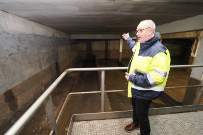 El gerente de Aquavall, Pedro Arroyo, explica el funcionamiento de un tanque de tormentas.- PHOTOGENIC