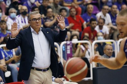 Paco García, entrenador del UEMC Real Valladolid Baloncesto. / J. M. LOSTAU