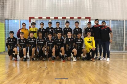 Los infantiles de balonmano de Castilla y León posan durante la concentración en Galicia.