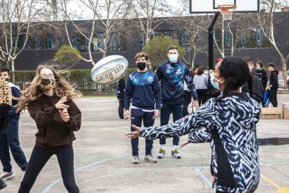Dos alumnas pasan el oval ante la mirada de Sanz y Taibo. / Sofía Rodrigo
