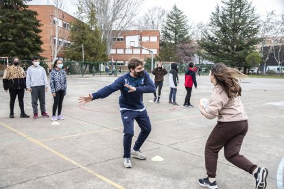 Una alumna trata de fintar a Luis Sanz. / Sofía Rodrigo