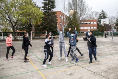El deporte VA al cole, con el VRAC en el IES Juan de Juni. / Sofía Rodrigo / APDV