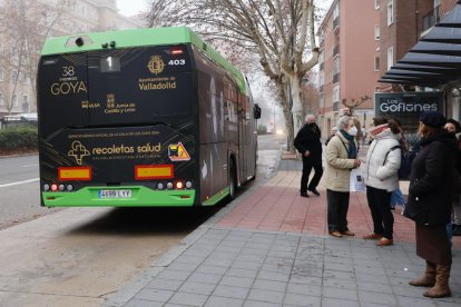 Uno de los buses urbanos de Auvasa vinilados con los Premios Goya. -E.M.