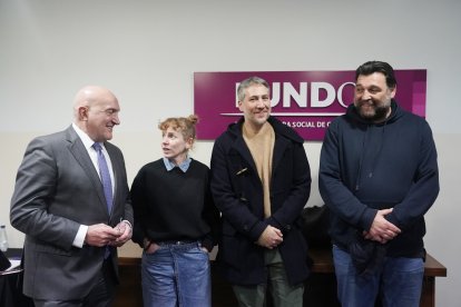 El alcalde de Valladolid, Jesús Julio Carnero, conversa con los actores María Vázquez, Hovik Keuchkerian y Alberto Amman antes de protagonizar el primer encuentro previo de nominados a los Goya en Valladolid. -ICAL