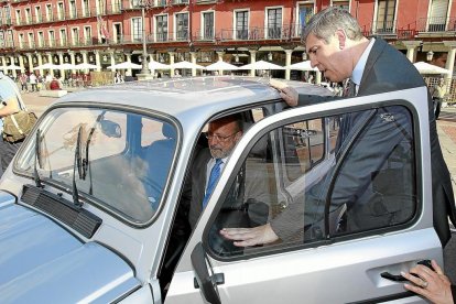 Exposición de Renault en la plaza Mayor con la asistencia del entonces alcalde Javier León de La Riva en junio de 2013. - LOSTAU