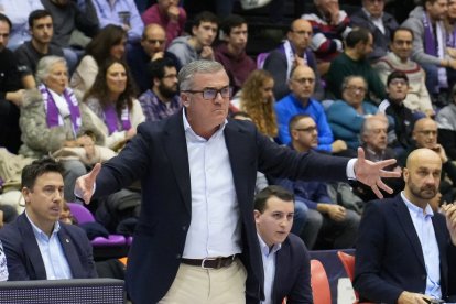 Paco García pide explicaciones en el choque ante Cáceres. / LOSTAU